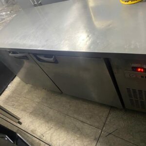 Bàn mát thép không rỉ 2 cửa Unique UDS-18RTAR 1m6