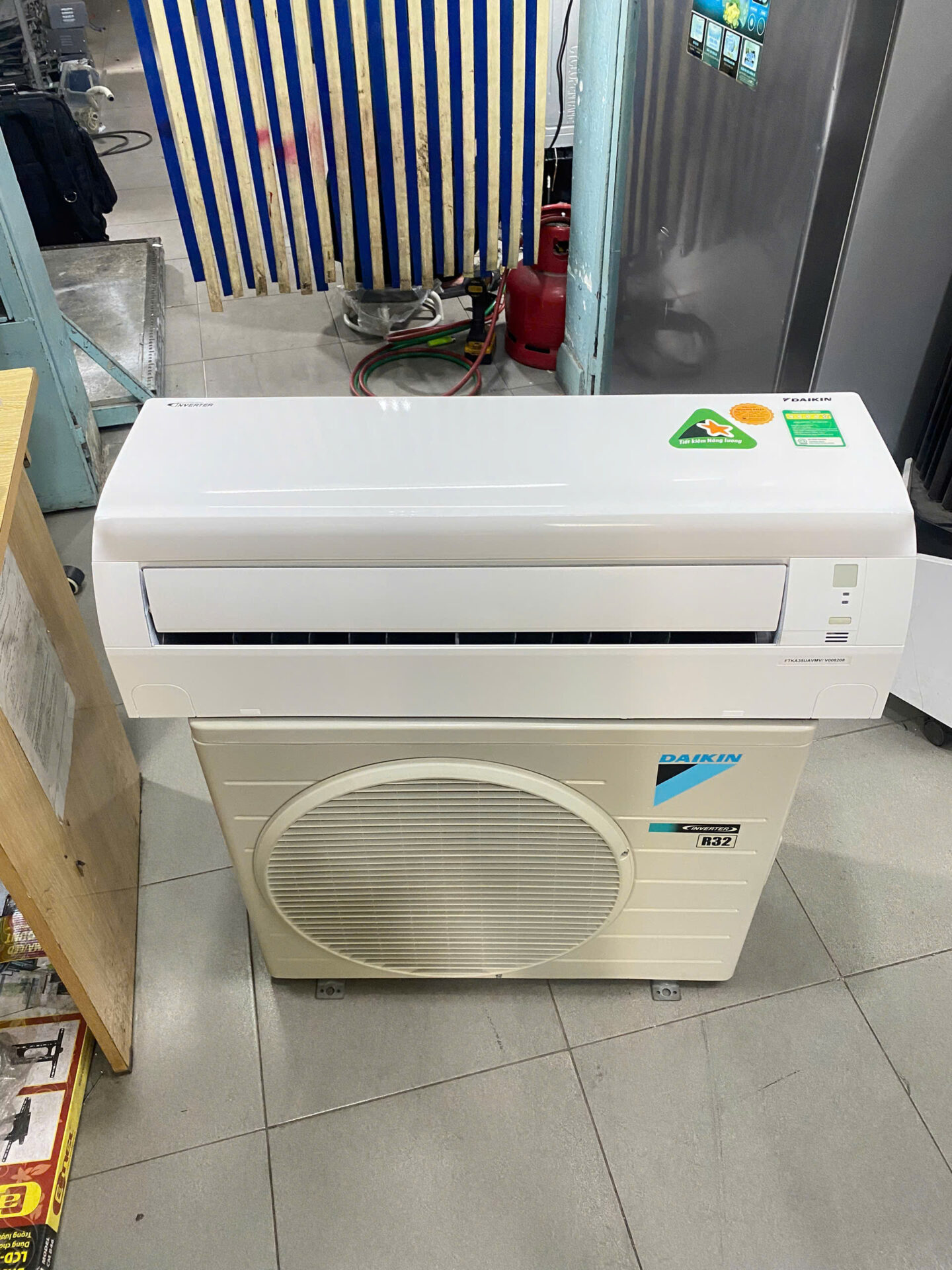 Máy lạnh Daikin 1.5hp inverter FTKA35UAVMV