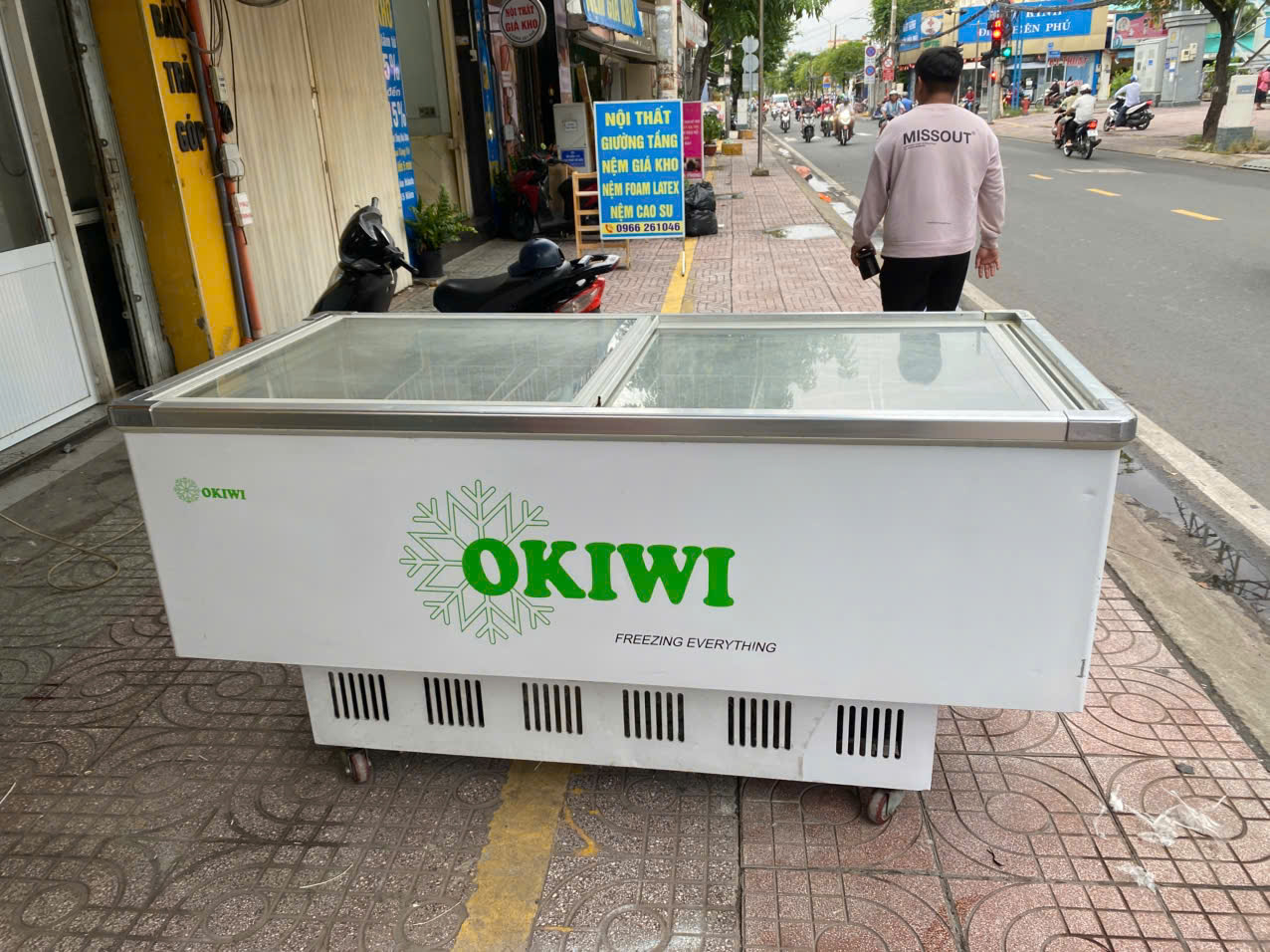 Tủ đông Okiwi kính lùa 800 lít Bền bỉ - Free Ship