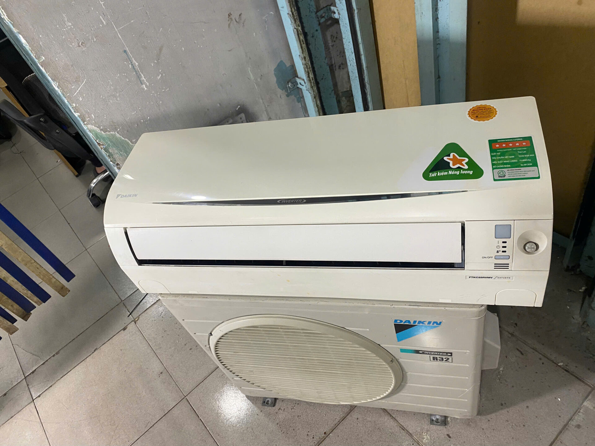 Máy lạnh Daikin 1HP Inverter FTKC25RVMV - Bao công lắp
